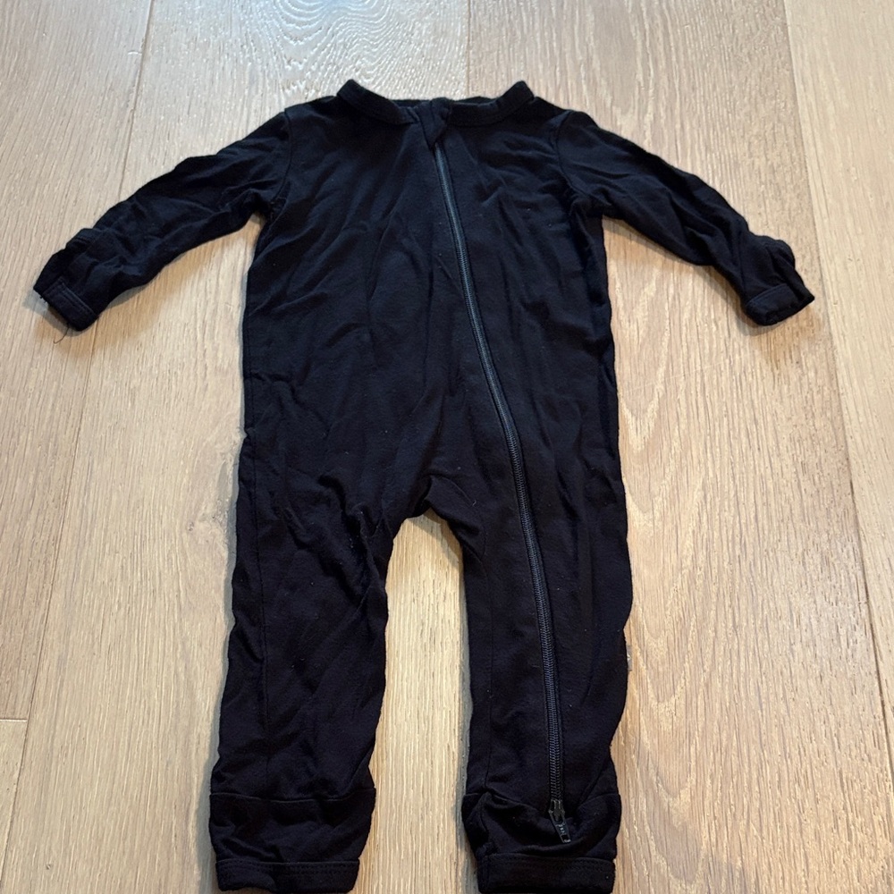 Kyte BABY Black One-Piece Zip romper in midnight (0-3)